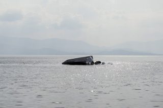 Καταγγέλλεται δολοφονική επαναπροώθηση προσφύγων ανοιχτά της Σάμου, πνίγηκε 4χρονο παιδί