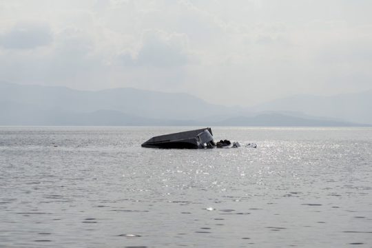 Καταγγέλλεται δολοφονική επαναπροώθηση προσφύγων ανοιχτά της Σάμου, πνίγηκε 4χρονο παιδί
