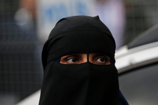 Θα τις ενημερώνουν με… γραπτό μήνυμα για το διαζύγιο