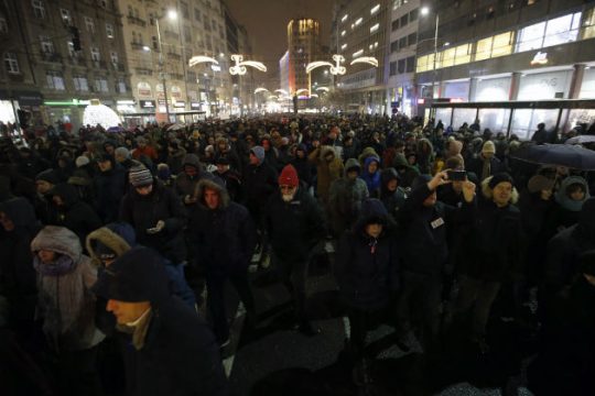 Χιλιάδες διαδηλωτές κατά του Βούτσιτς για πέμπτο Σάββατο