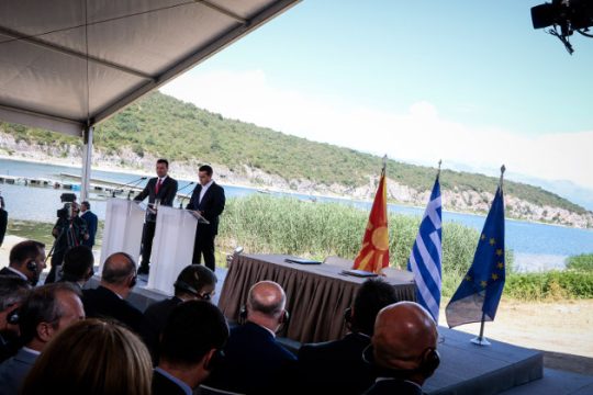 Ηγέτες κρατών και διπλωμάτες χαιρετίζουν τη Συμφωνία των Πρεσπών