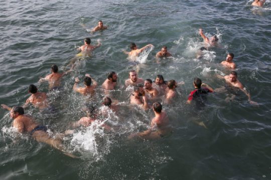 «Κατάπιε» τον σταυρό ο… Ποσειδώνας στην Κέρκυρα