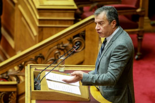 Καταψήφισε χωρίς να ανοίξει τα χαρτιά του για τις Πρέσπες