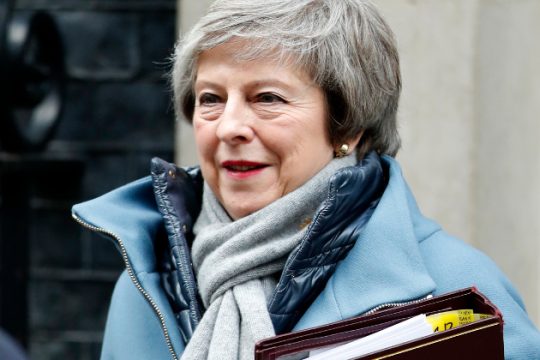 «Θολώνει» το σχέδιο της Μέι για Brexit