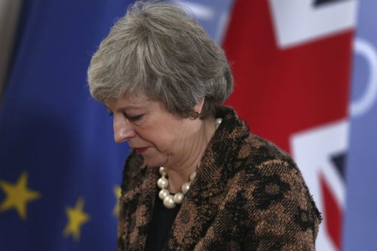 Άνοιγμα σε Εργατικούς και συνδικάτα μετά την ήττα στη Βουλή