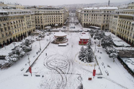 Προβλήματα από τη σφοδρή χιονόπτωση στη Θεσσαλονίκη