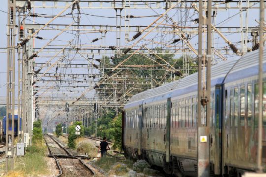 Αναστολή δρομολογίων και καθυστερήσεις τρένων
