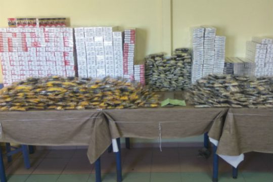 Πέντε συλλήψεις για πάνω από 17.000 λαθραία πακέτα τσιγάρων και καπνού