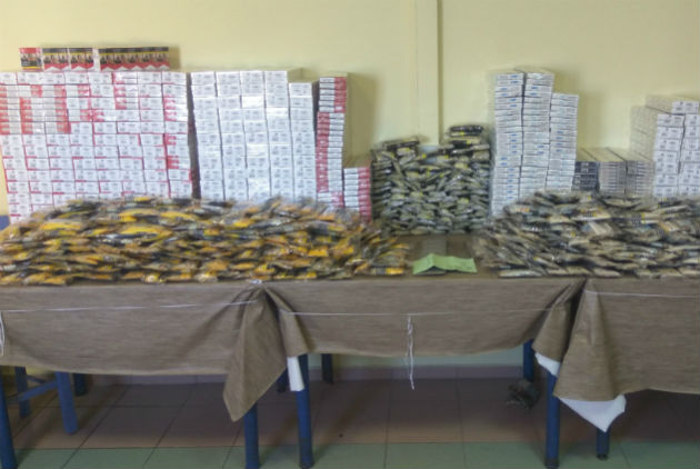 Πέντε συλλήψεις για πάνω από 17.000 λαθραία πακέτα τσιγάρων και καπνού