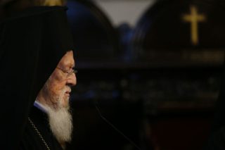 Στην Αθήνα για συναντήσεις με Τσίπρα και Ιερώνυμο πενταμελής αντιπροσωπεία του Φαναρίου