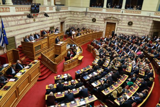 Δηλώσεις για τη Συμφωνία με το βλέμμα στη Βουλή