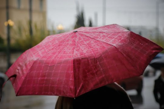 Βροχερός ο καιρός