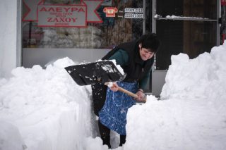 Αποκλεισμένα χωριά και νέο κύμα χιονόπτωσης στη Στερεά Ελλάδα
