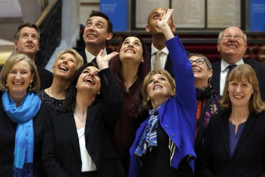 To Brexit διαβρώνει το πολιτικό τοπίο