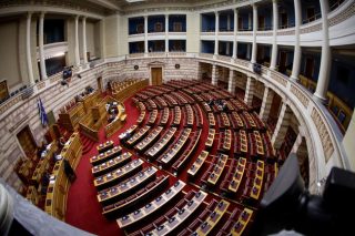Συνταγματικές και πολιτικές δεσμεύσεις
