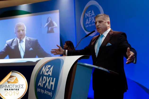 Φέσωσε, φεύγει και δεσμεύει
