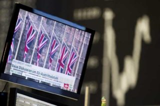 Brexit: κούρσα για συμβιβασμούς στο «παρά πέντε»