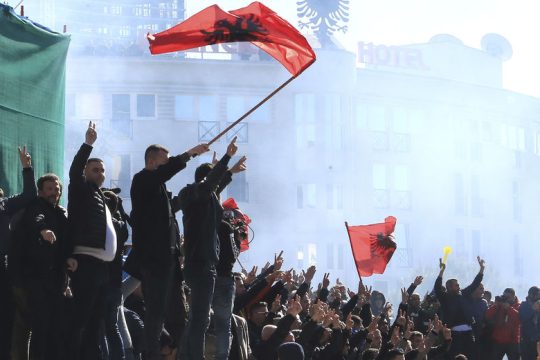 Η αντιπολίτευση ζητά εκλογές, αλλά ο Εντι Ράμα δεν παραιτείται