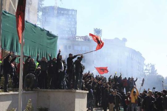 Διαδηλώσεις στα Τίρανα με αίτημα την παραίτηση Ράμα