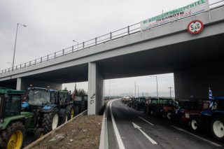 Ενισχύουν τα μπλόκα, καλούν την κυβέρνηση «σε πραγματικό διάλογο»