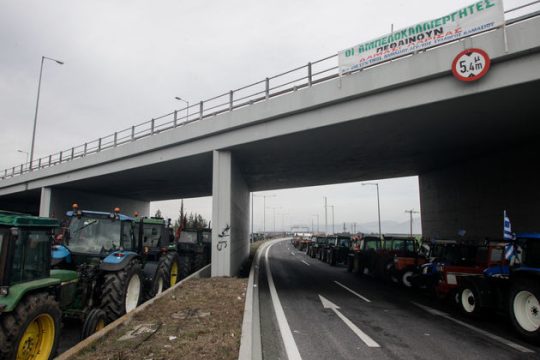 Ενισχύουν τα μπλόκα, καλούν την κυβέρνηση «σε πραγματικό διάλογο»