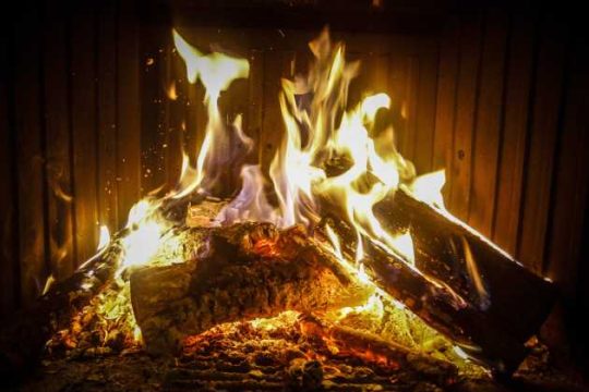 Εριξα στο τζάκι λίγη μακεδονίνη