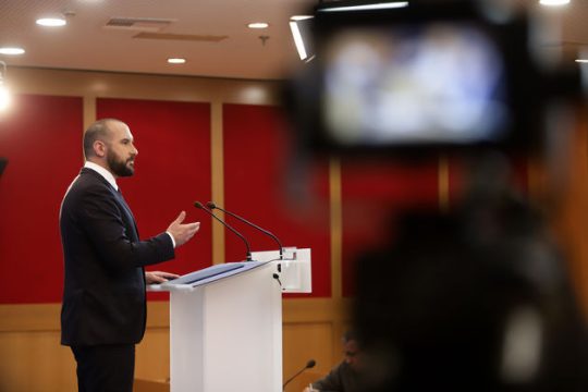 Eμείς με τον λαό κι εσείς με Κολωνάκι