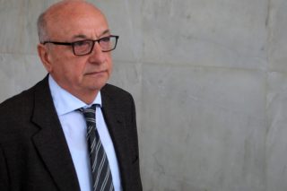«Καλύπτει» Σημίτη ο Θ. Τσουκάτος