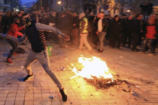 Διαδηλώσεις και δακρυγόνα έξω από την αλβανική Βουλή