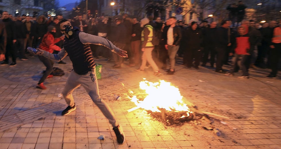 Διαδηλώσεις και δακρυγόνα έξω από την αλβανική Βουλή