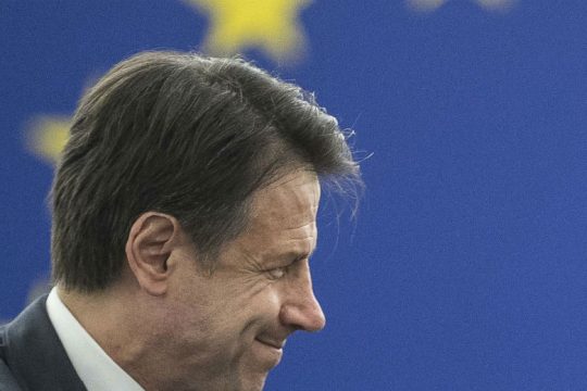 Δεν ίδρωσε το αυτί του Κόντε για την «κίτρινη» κάρτα της Κομισιόν