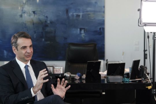 Μειώσεις φόρων απ’ τον πρώτο μήνα υπόσχεται ο Μητσοτάκης