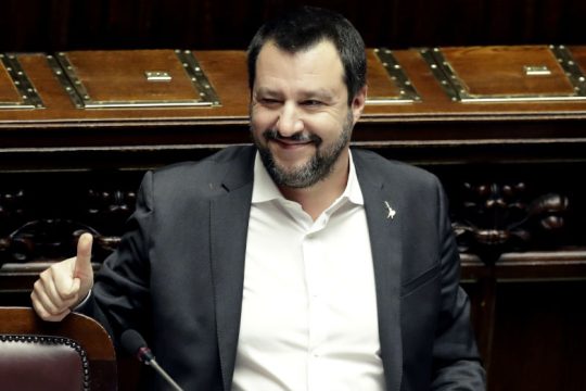 Η επιτροπή της γερουσίας «βγάζει λάδι» τον Σαλβίνι