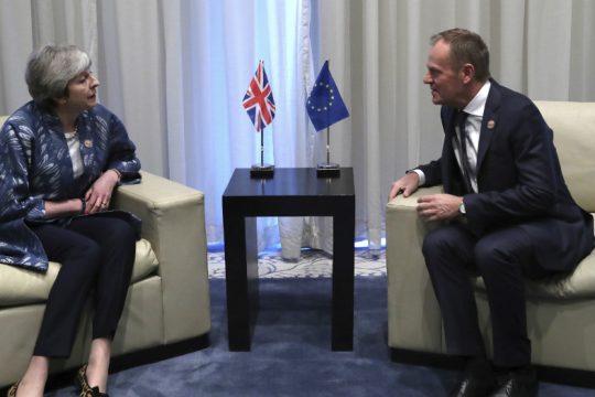 Guardian: Δίχρονη παράταση για το Brexit εξετάζουν οι Ευρωπαίοι