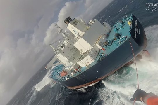 Εντυπωσιακή επιχείρηση διάσωσης Έλληνα καπετάνιου