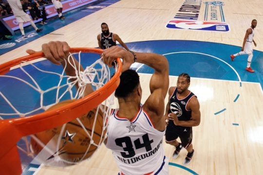 «Έλαμψε» ο Giannis, νίκησε ο Λεμπρόν