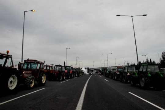 Σκληραίνουν τη στάση τους οι αγρότες