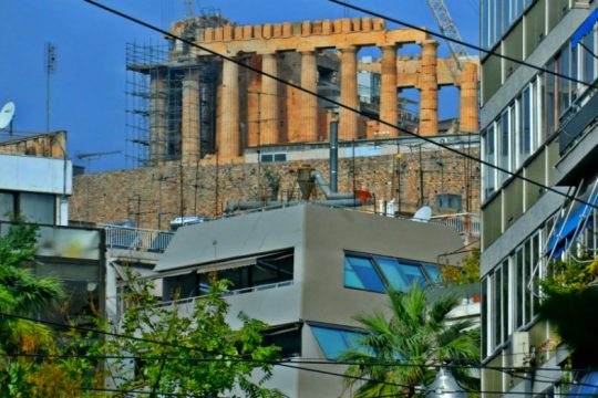 Νομοθετική παρέμβαση ζητά ο δήμος Αθηναίων για τα πολυώροφα κτήρια στη σκιά της Ακρόπολης