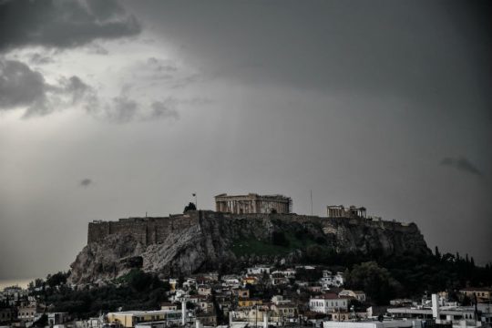 Συννεφιά και τοπικές βροχές