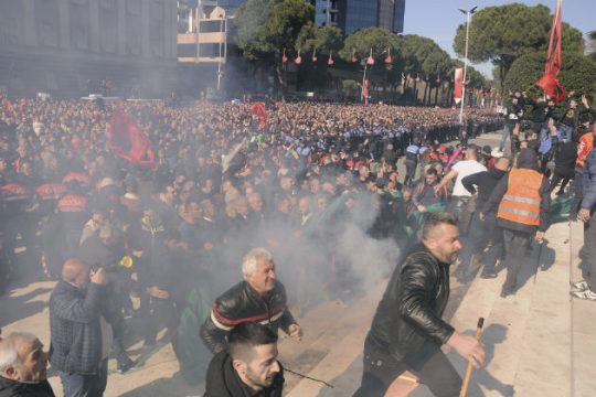Εικόνες χάους στα Τίρανα