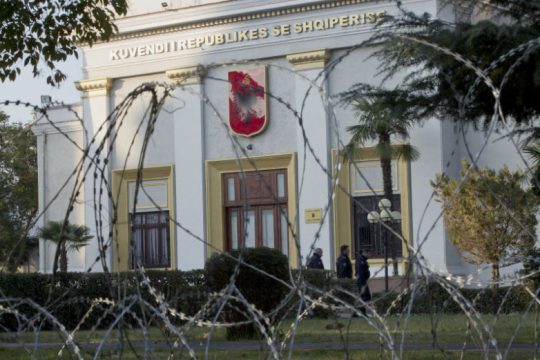 Σε κλοιό διαδηλωτών το κοινοβούλιο στα Τίρανα 