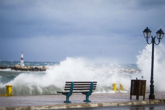 Προβλήματα στην ακτοπλοΐα και διακοπές ρεύματος από τη «Χιόνη»