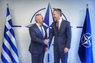 Κρίσιμες συναντήσεις Αποστολάκη στη σύνοδο του ΝΑΤΟ