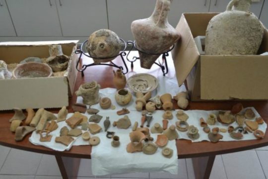 Ηράκλειο: Συνελήφθησαν με δεκάδες αρχαία αντικείμενα