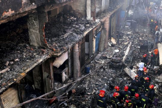 Εβδομήντα νεκροί από φωτιά σε πολυκατοικία του Μπανγκλαντές