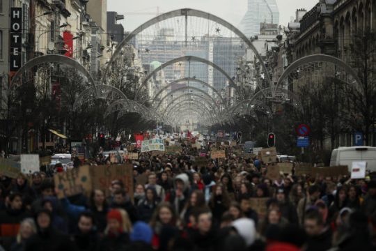 Τρίζει η καρέκλα υπουργού που είδε «συνωμοσία» σε διαδηλώσεις για το κλίμα