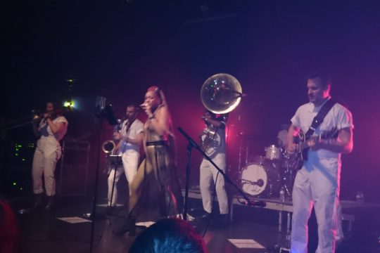 Brass Against: Τα τραγούδια της αντίστασης έβαλαν «φωτιά» στο Gagarin