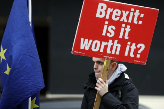 Τουλάχιστον 80 δισ. λίρες το κόστος του Brexit μέχρι τώρα