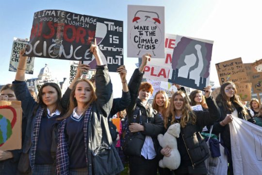 Οι Βρετανοί μαθητές φωνάζουν: «Σώστε τον πλανήτη!»