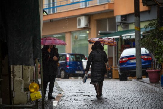 Τσουχτερό κρύο, τοπικές βροχές και χιονοπτώσεις στα ορεινά